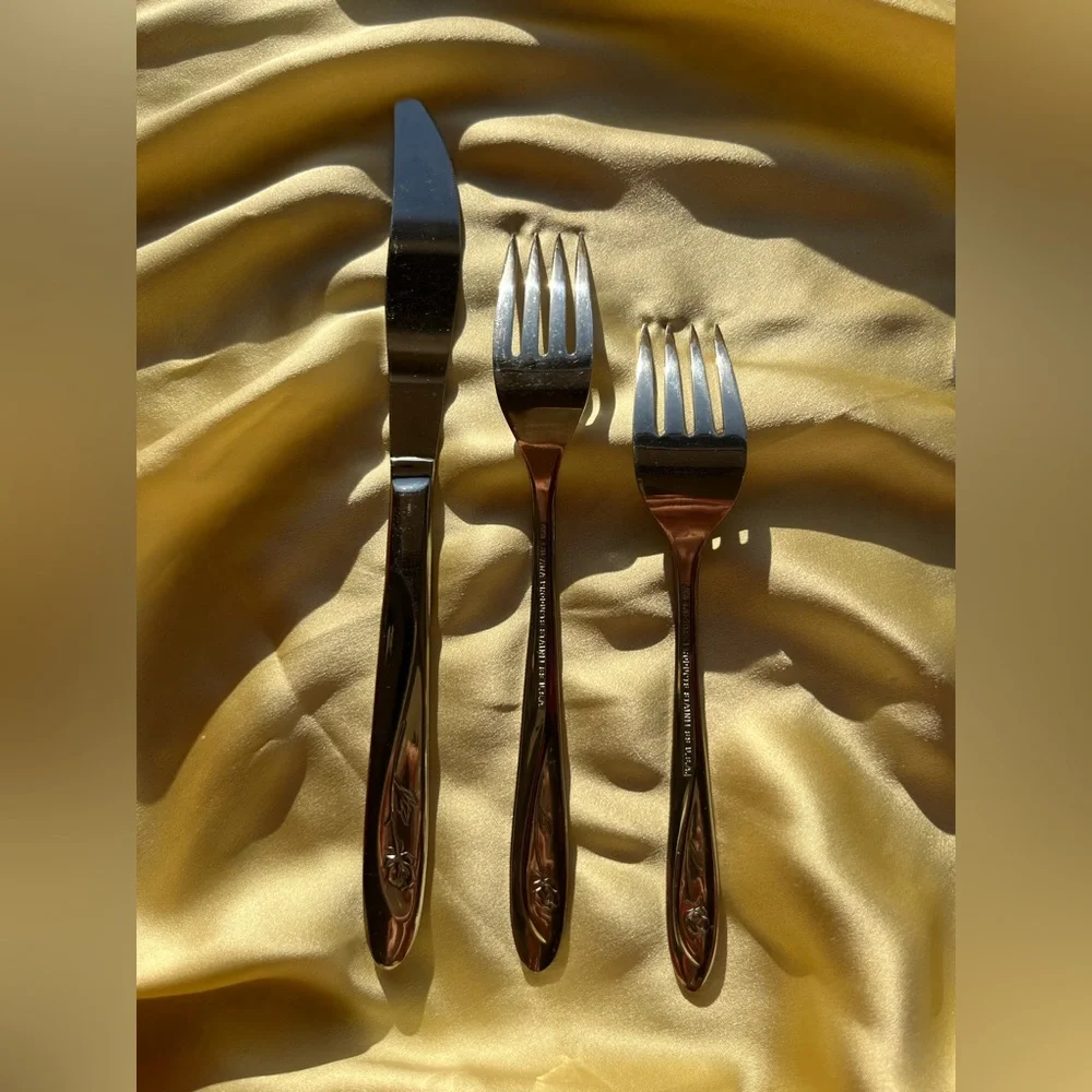 VINTAGE Dead Stock Americana Beauty Rose Flatware Set - New in Box - Picture 8 of 16